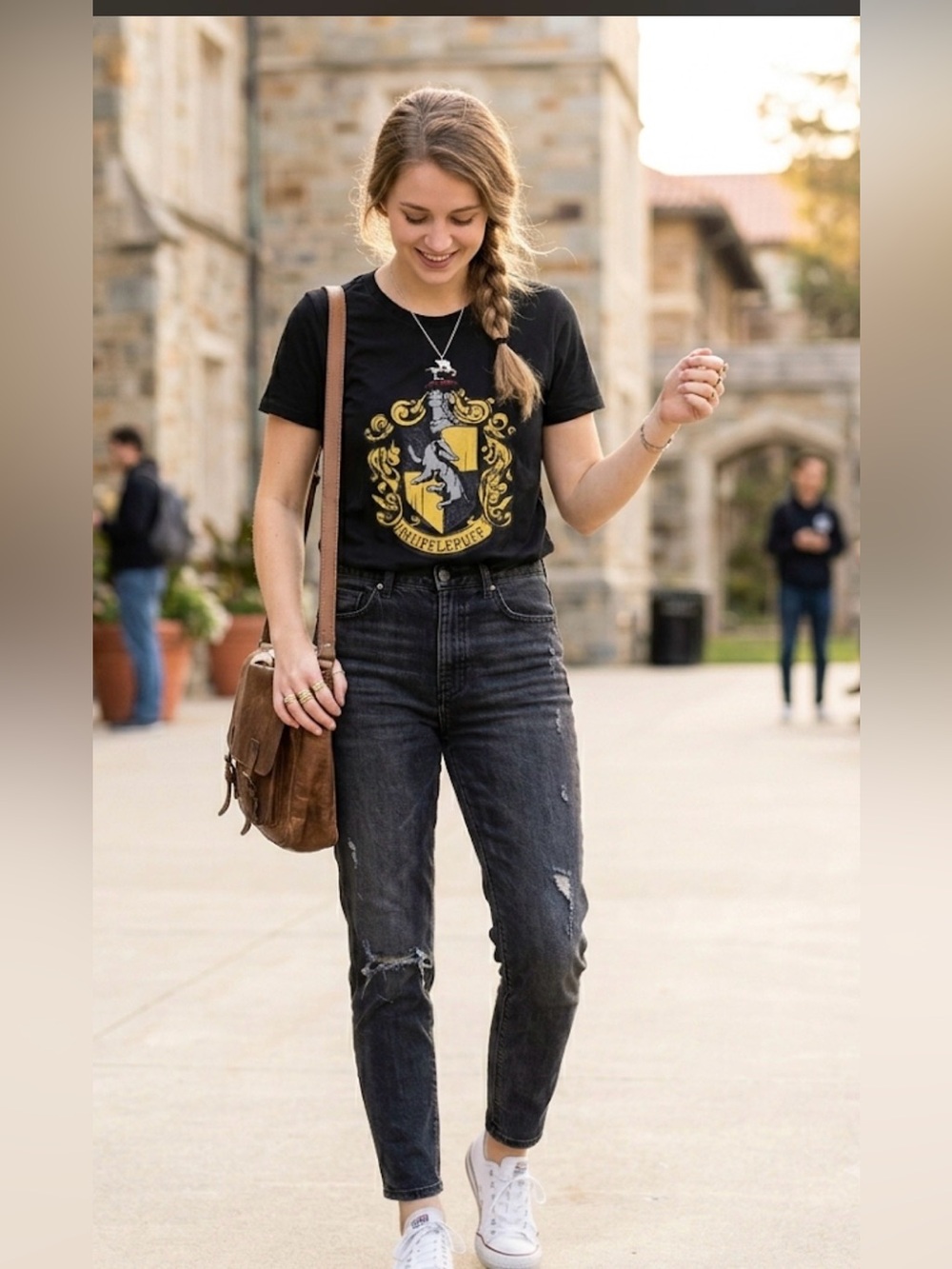 THE HARRY POTTER SHOP Hufflepuff Crest Black Graphic Tee - size medium